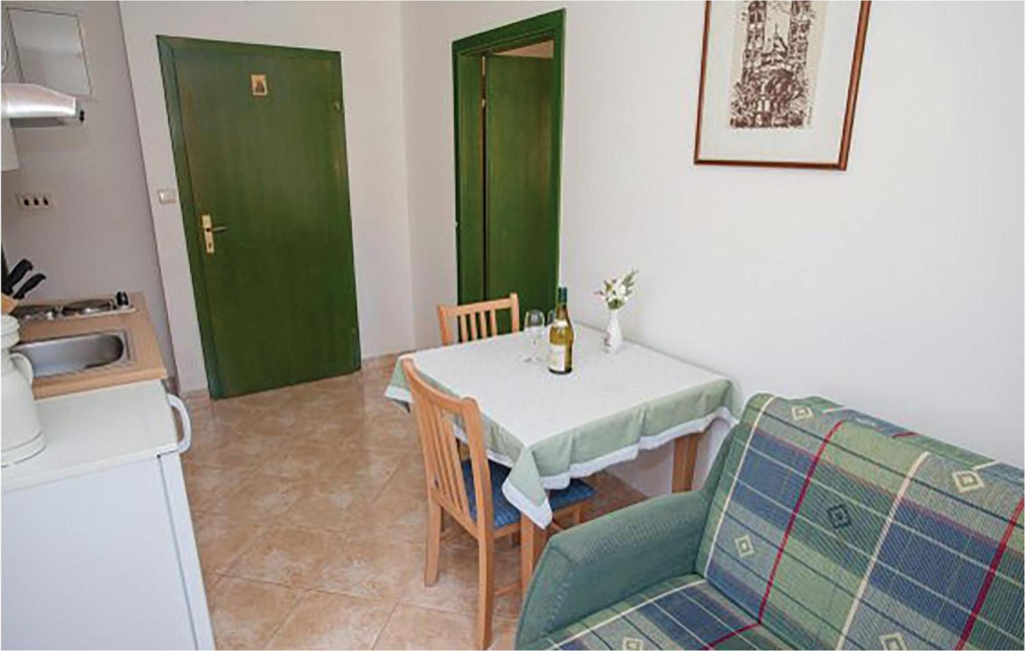 1 Bedroom Beautiful Apartment In Malinska Eksteriør billede